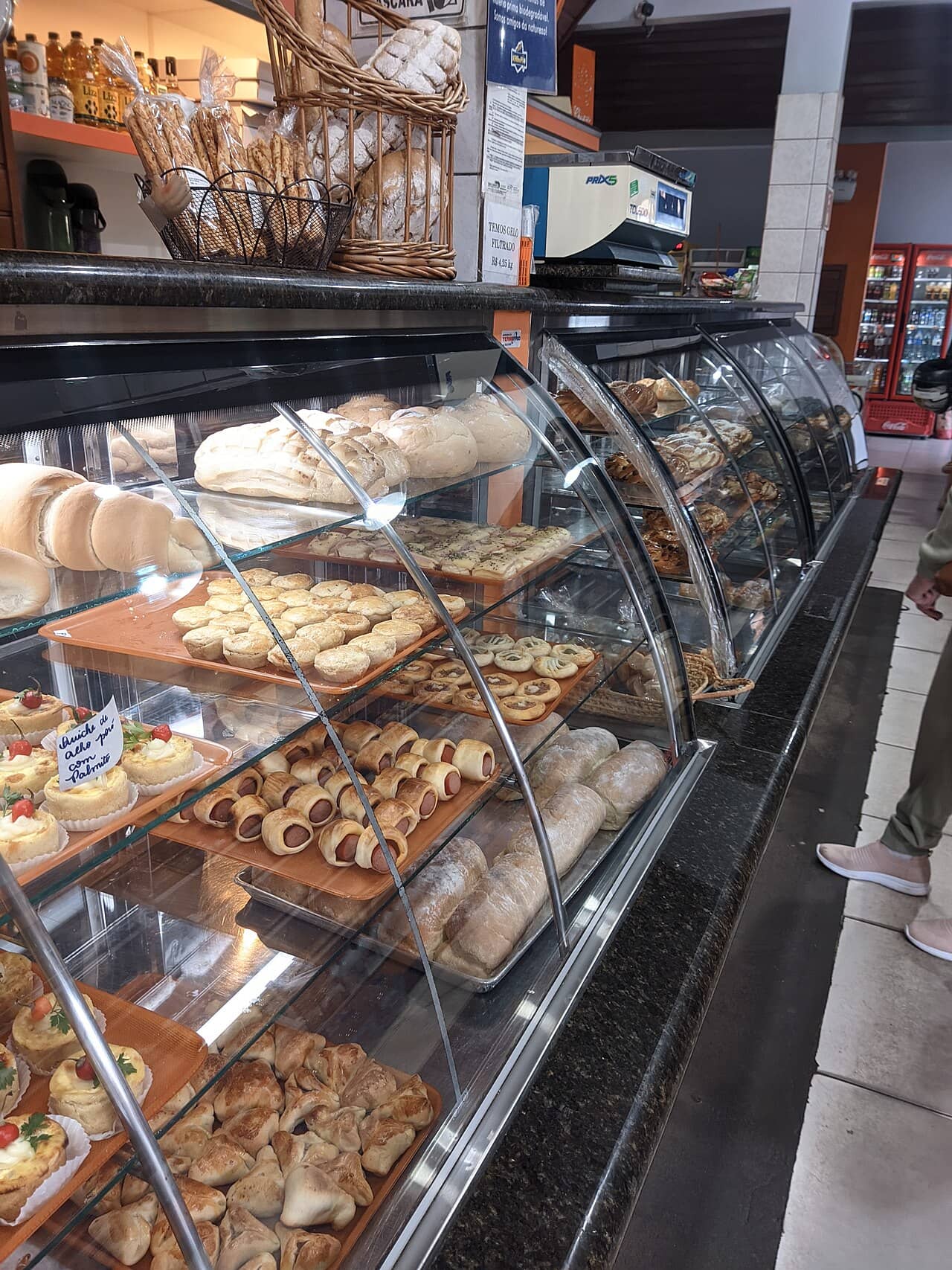 Vitrine de padaria com pães e doces